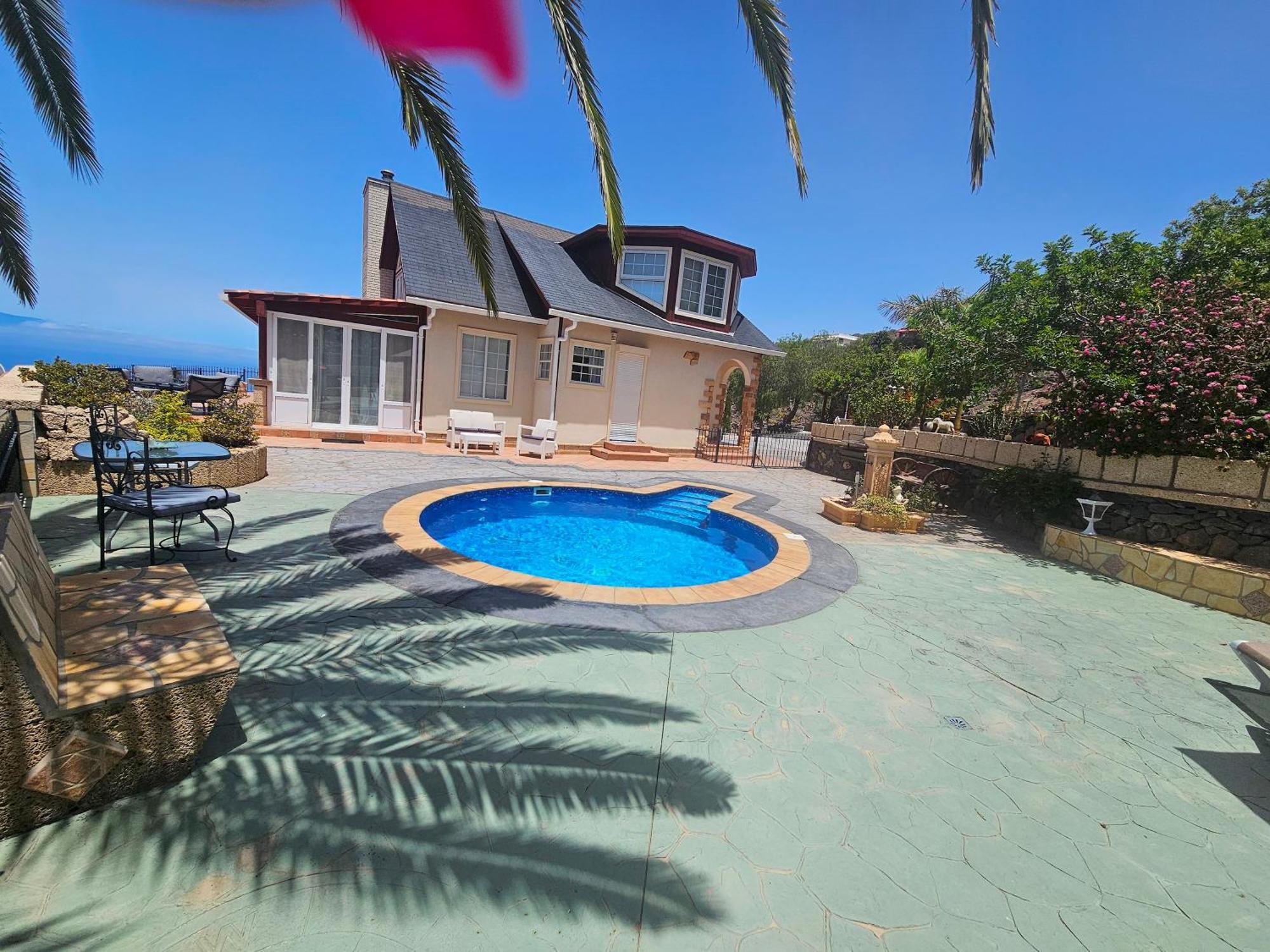 Carlitos Villa
